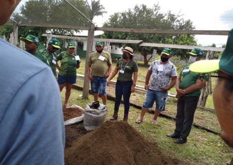 Moradores de Novo Airão participam de curso sobre Horta Caseira
