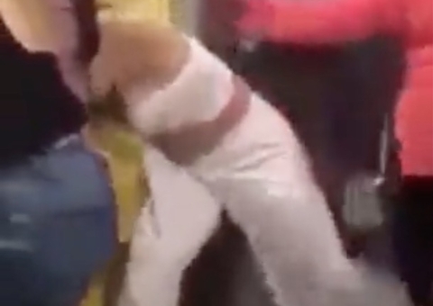 Amigo oculto termina em briga após homem presentear colega de trabalho com lingerie; vídeo