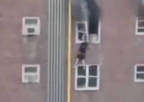 Vídeo mostra desespero de adolescentes tentando escapar de prédio em chamas