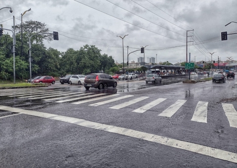 Chuva deixa bairros sem energia e semáforos apagados causam transtorno em Manaus