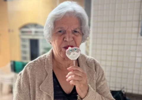 Idosa ensina 'Alexa' a rezar e viraliza nas redes sociais