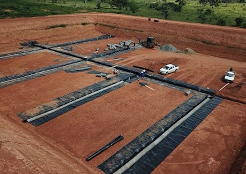 Tecnologias de tratamento de lixo em aterro sanitário afastam urubus e tratam chorume