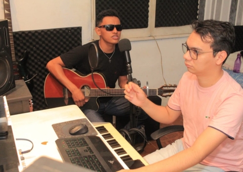 Cantor revelação parintinense lança álbum autoral 'Meu Eu, Nosso Eu'