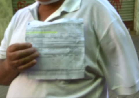 Sem o braço esquerdo, motorista deficiente é multado por 'mão para fora do carro'