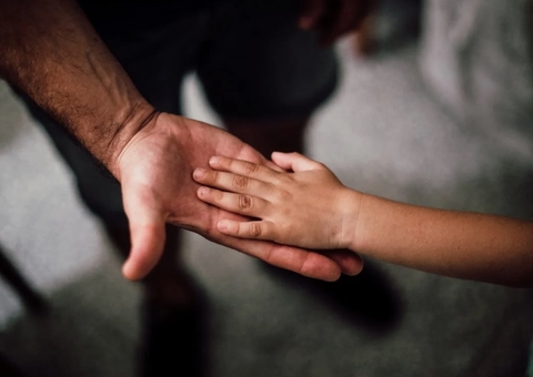 Mãe é presa por deixar idosos abusarem de filha de 4 anos por R$ 50