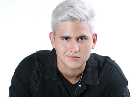 Lorenzo Fortes faz suspense sobre relacionamento e lança single 'É porque tem mais'