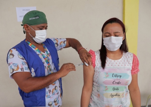 Carreta de vacina aplica quase 2 mil doses durante ação em bairro de Manaus
