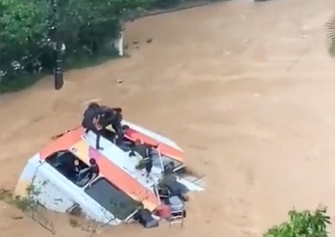 Vídeo mostra passageiros tentando se salvar enquanto ônibus afunda em Petrópolis