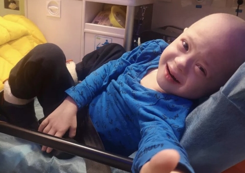 Menino de 4 anos com Down e leucemia foge com a mãe da Ucrânia para continuar quimioterapia