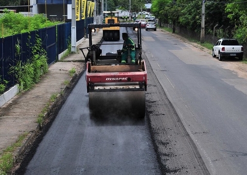 Bairros de Manaus recebem recapeamento de asfalto