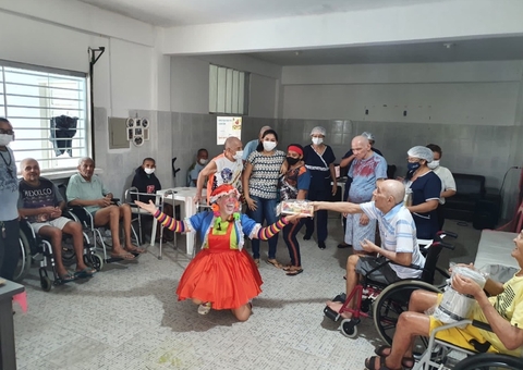 Projeto cultural 'Bora sorrir de novo?' leva humor a instituições sociais