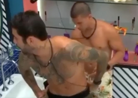 Arthur depila bumbum de Pedro Scooby e cena viraliza: ‘dá uma limpada na parada'
