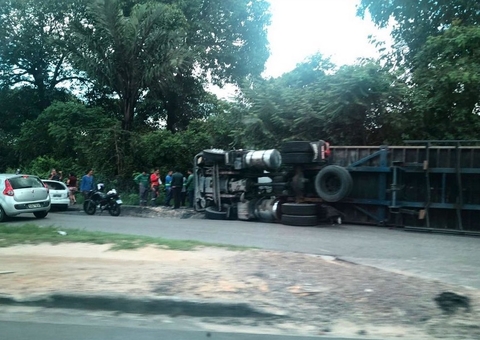 Motorista perde controle e carreta tomba em avenida de Manaus