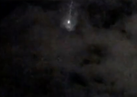 Vídeo mostra momento em que meteoro explode no céu em cidade do Brasil