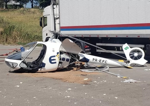 Helicóptero cai em cima de caminhão e duas pessoas sobrevivem