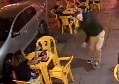 Homem é atacado por barata em bar e vídeo viraliza; veja