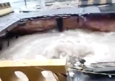 Vídeo impressionante mostra cratera na 7 de setembro maior após subida do rio