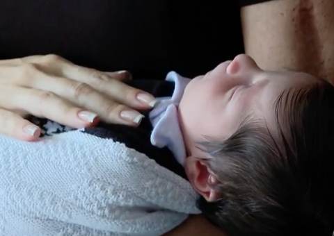 Bebê passa por cirurgia dentro da barriga da mãe em procedimento inédito no Brasil