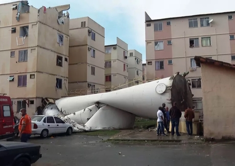 Caixa d'água tomba sobre prédio e fere mulher na zona oeste do RJ