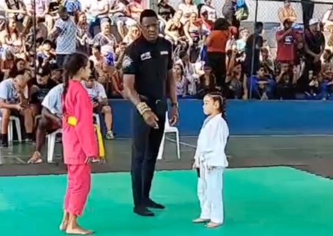 Garotinha vence competição de jiu-jitsu contra criança mais velha e vídeo viraliza