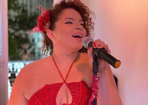 Magda Loiana faz show com mistura de ritmos em Manaus