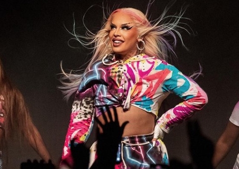 Glória Groove comanda ‘Baile das Med’ em Manaus