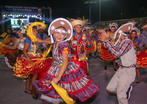 Festival Folclórico de Barreirinha tem disputa de quadrilhas e homenagem a Thiago de Mello