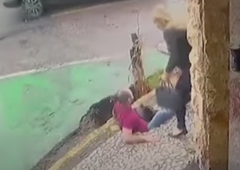 Vídeo: Calçada cede e homem é engolido por buraco
