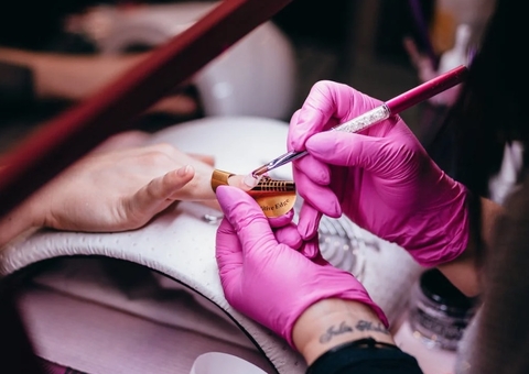 Alongamento de unhas pode causar fungos e infecções; veja recomendações