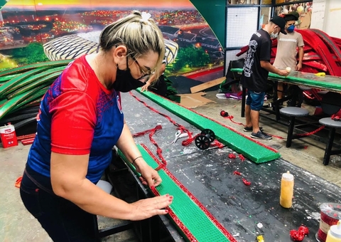 'Mundo Encantado do Natal' começa a ser montado no Largo de São Sebastião