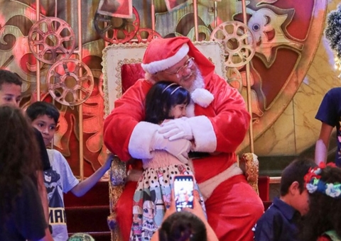 'Casa do Biscoito' e 'Fábrica do Papai Noel' são sucesso no Largo São Sebastião