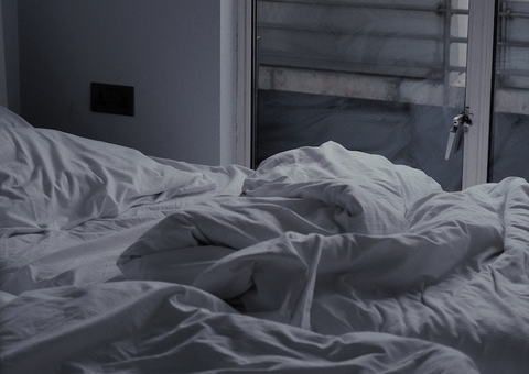 De alergia a gonorréia: conheça 4 doenças causadas pelo lençol sujo