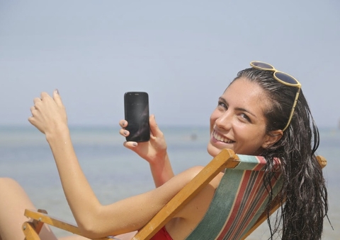 Exposição ao sol e álcool: conheça os fatores que contribuem para te deixar doente durante as férias