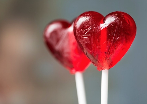 Estudo aponta que consumo de corante vermelho aumenta risco de doenças no intestino