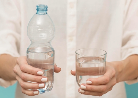Saiba o que acontece com o corpo quando bebemos 2 litros de água por dia