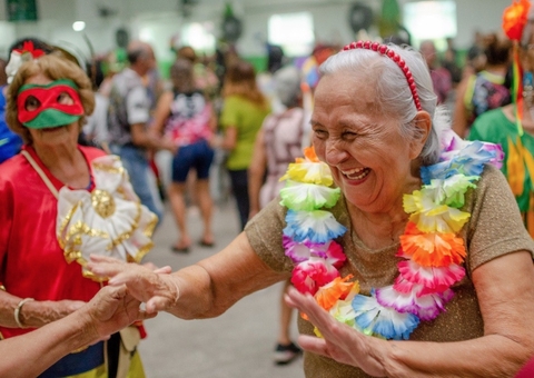 Alegria e diversão marcam o 1º grito de Carnaval de pessoas idosas