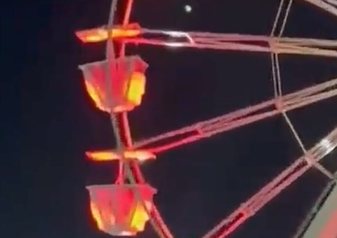 Casal é flagrado fazendo sexo em roda gigante em festa de Carnaval; vídeo