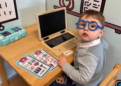 Menino que aprendeu a ler aos 2 anos entra para organização de superdotados