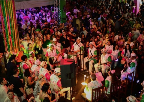 Com samba, axé e frevo, Bloquinho do Centro agita Manaus neste domingo