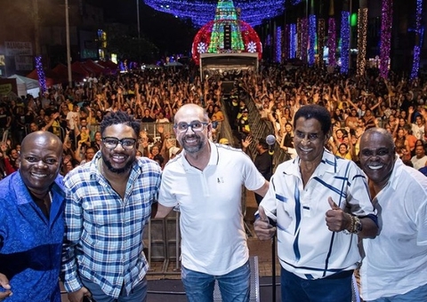 Grupo Fundo de Quintal agita Carnachoeira em Presidente Figueiredo