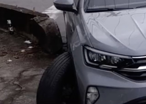 Acidente em avenida deixa trânsito caótico durante chuva em Manaus