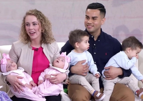 Mulher tem quatro filhos em um intervalo de 13 meses