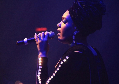 Vencedora do The Voice Brasil, Mylena Jardim interpreta Whitney Houston em Manaus