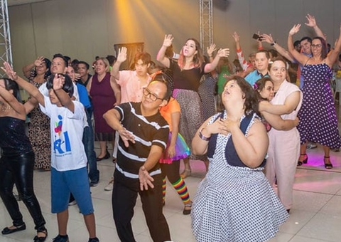Balada inclusiva oferece diversão para toda família com entrada gratuita em