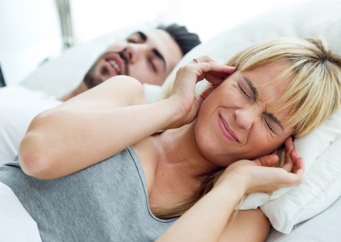 Estudo sugere que roncar pode aumentar risco do parceiro ter um AVC