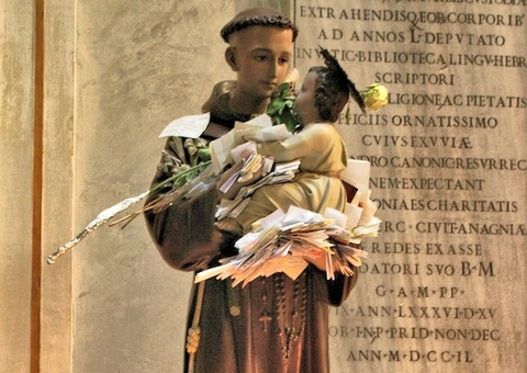 Aprenda a fazer simpatia para Santo Antônio e encontre seu amor