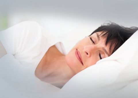 Essência de lavanda e higiene do sono melhoram bem estar de mulheres na menopausa, aponta estudo