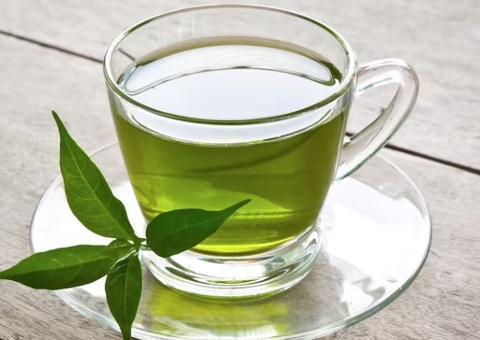 Estudo revela que beber chá ajuda a eliminar gordura do fígado