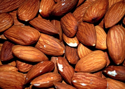 Do controle do peso à saúde intestinal: conheça os benefícios da amêndoa