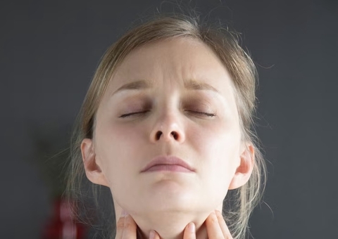 Gargarejo ajuda a curar dor de garganta? Veja como aliviar a inflamação